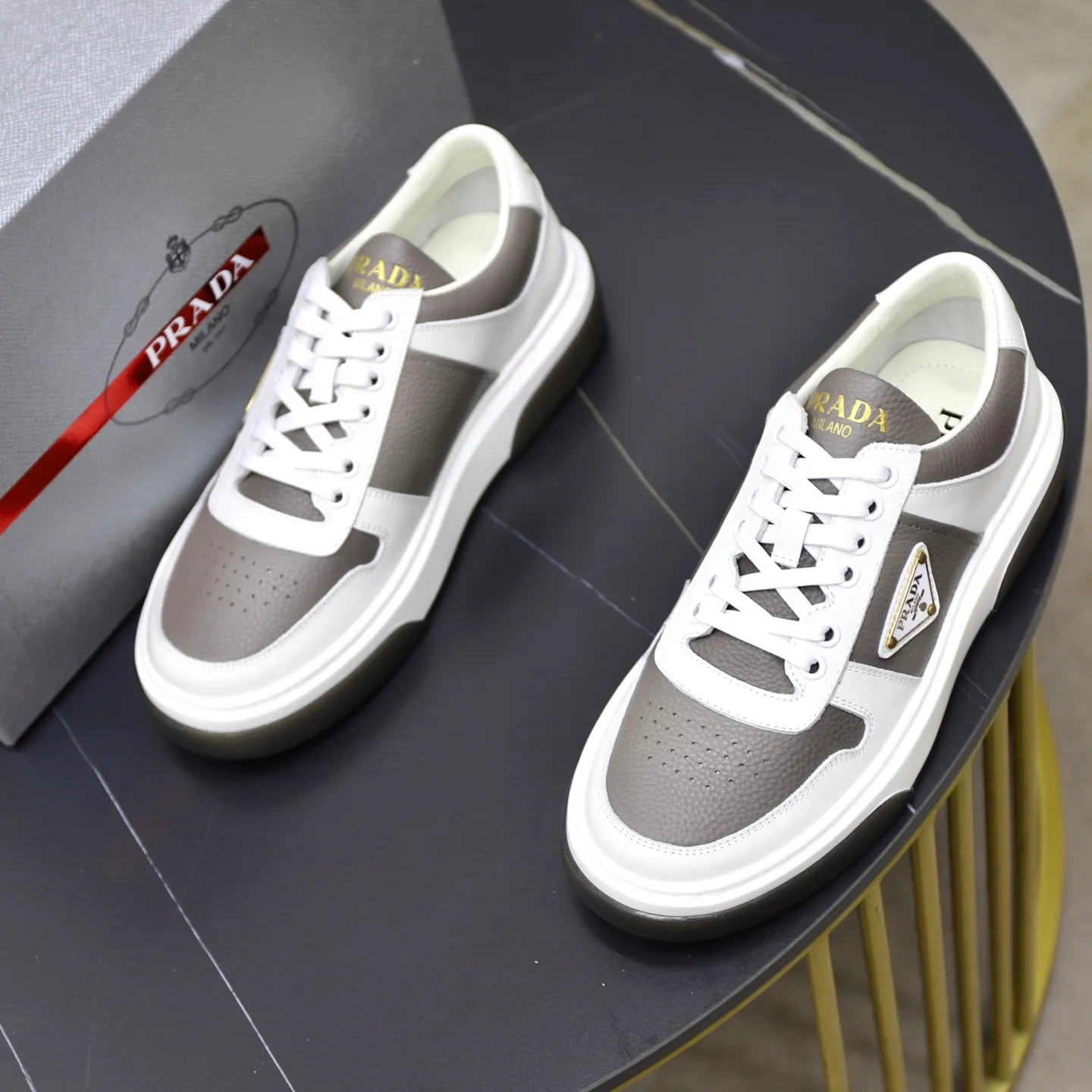 Factory price: 720💰Top original order Brand: PRADA (Prada) Standard code: Men's size 38/44 (45 can be customized) Grade: Same as the official website Material: Original cowhide stitching imported cowhide lining Original combination two-color wear-resistant soft outsole Style category: Leisure and sports version Young fashion European and American trend British style Color: Actual picture color